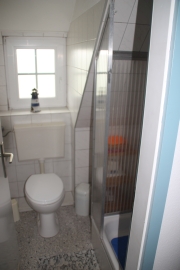 Duschbad mit WC. Derzeit wird noch dekoriert, bitte schauen Sie zu einem späteren Zeitpunkt gerne noch einmal vorbei.