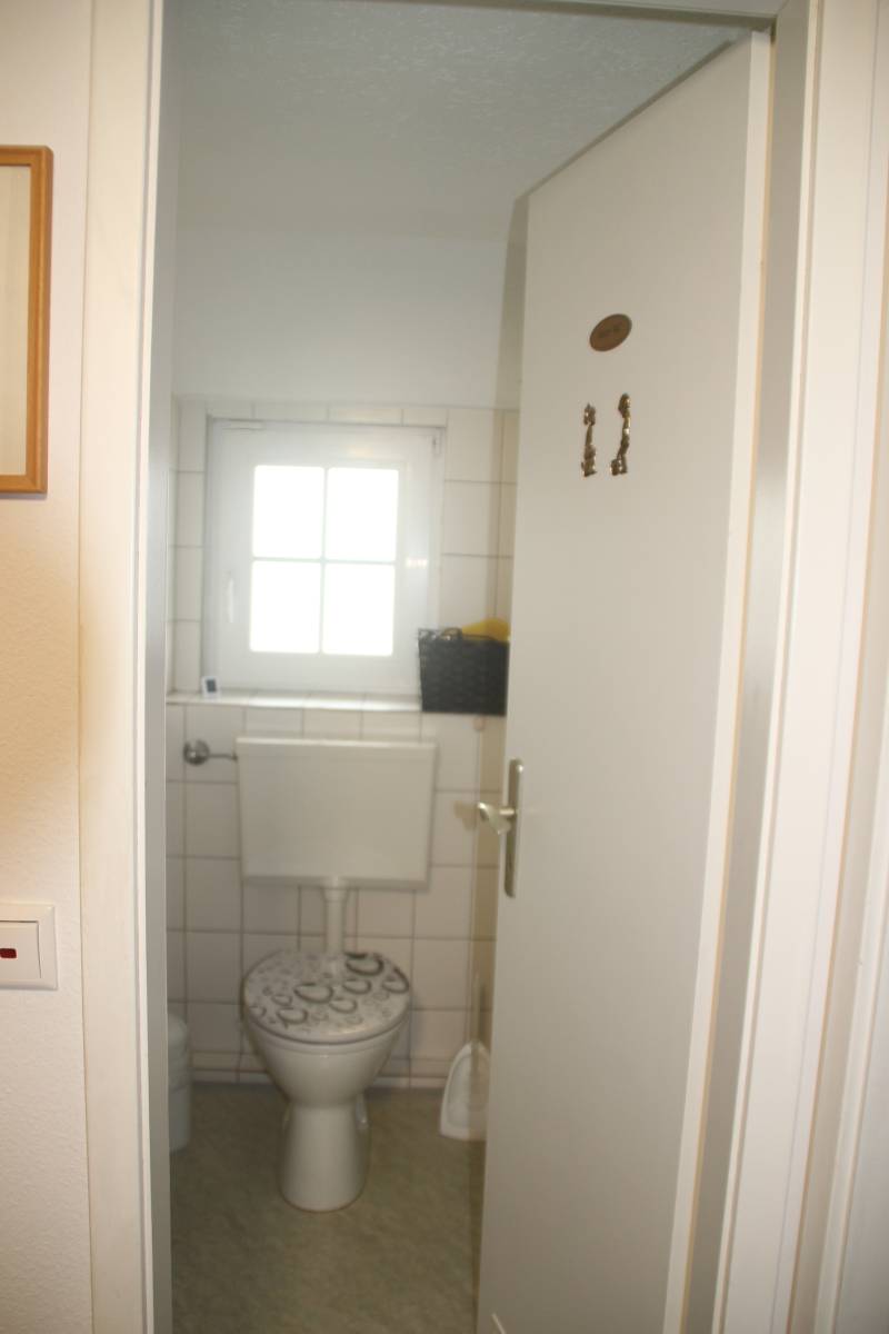 Gäste-WC. Derzeit wird noch dekoriert, bitte schauen Sie zu einem späteren Zeitpunkt gerne noch einmal vorbei.